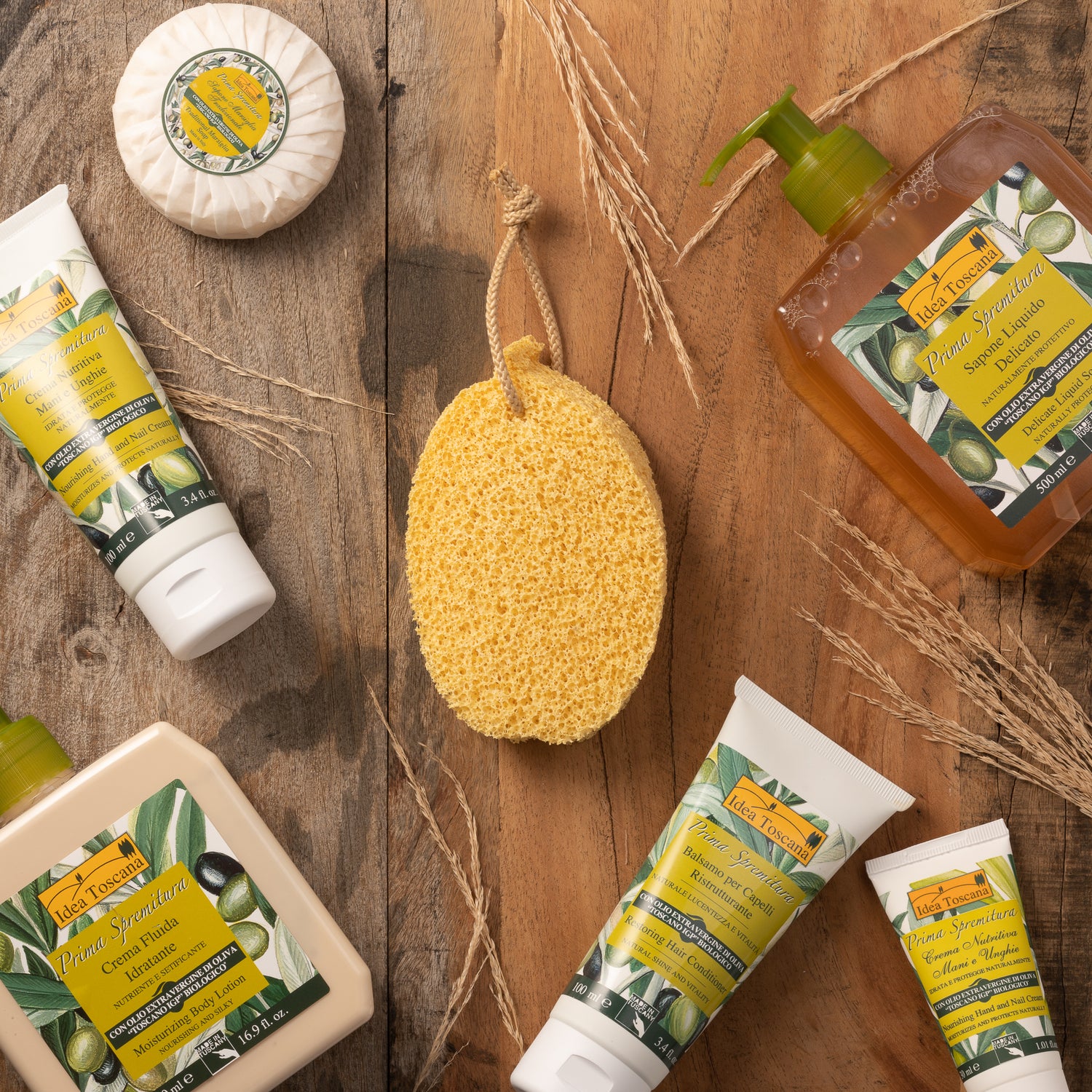  Prima Spremitura  Esplora la linea cosmetica Prima Spremitura di Idea Toscana: I nostri prodotti con Olio Extra Vergine di Oliva "Toscano IGP".  Ingredienti naturali e biologici lavorano in armonia per offrire il massimo benessere alla tua pelle e a tutta la tua famiglia. Senti la delicatezza e l'efficacia dei segreti cosmetici della tradizione toscana sulla tua pelle.