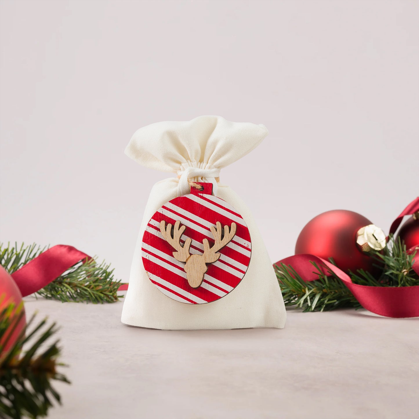 Tasche unter dem Rentierbaum