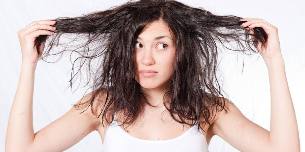 Ragazza con il problema dei capelli secchi 