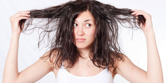 Ragazza con il problema dei capelli secchi 