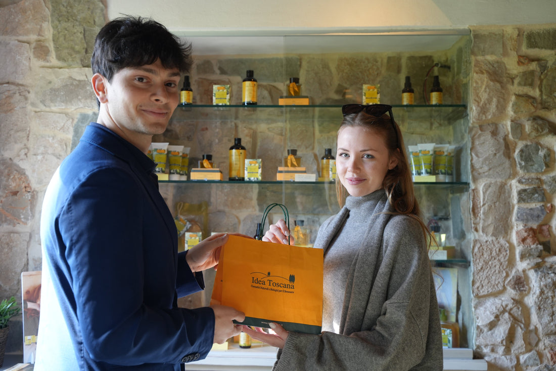 Uomo e donna che comprano da Idea Toscana