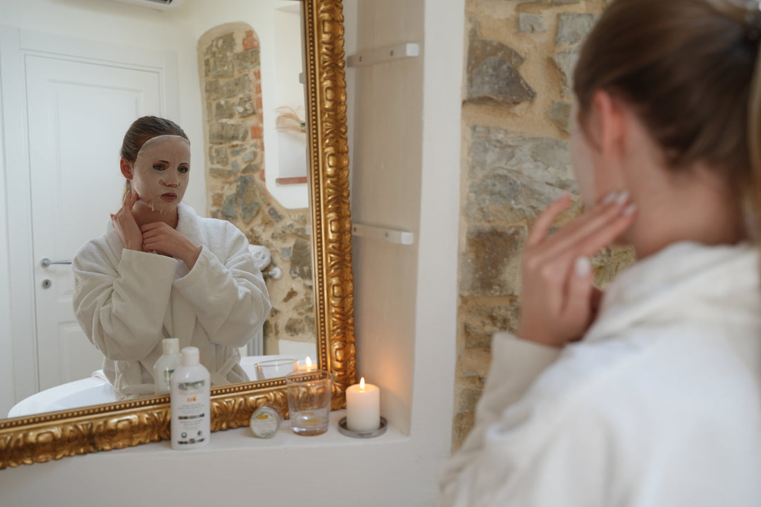 Donna che si mette la maschera e si guarda allo specchio