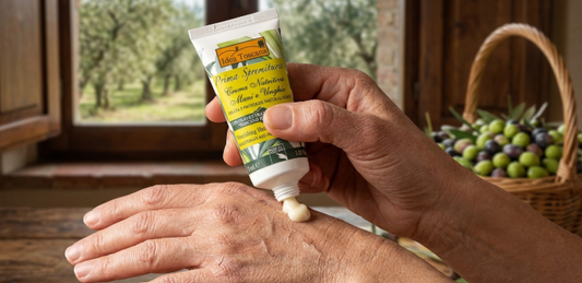 Mettere la crema mani di Idea Toscana