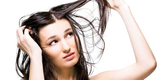 Capelli grassi: cosa fare? Cause, rimedi naturali e lo shampoo più indicato